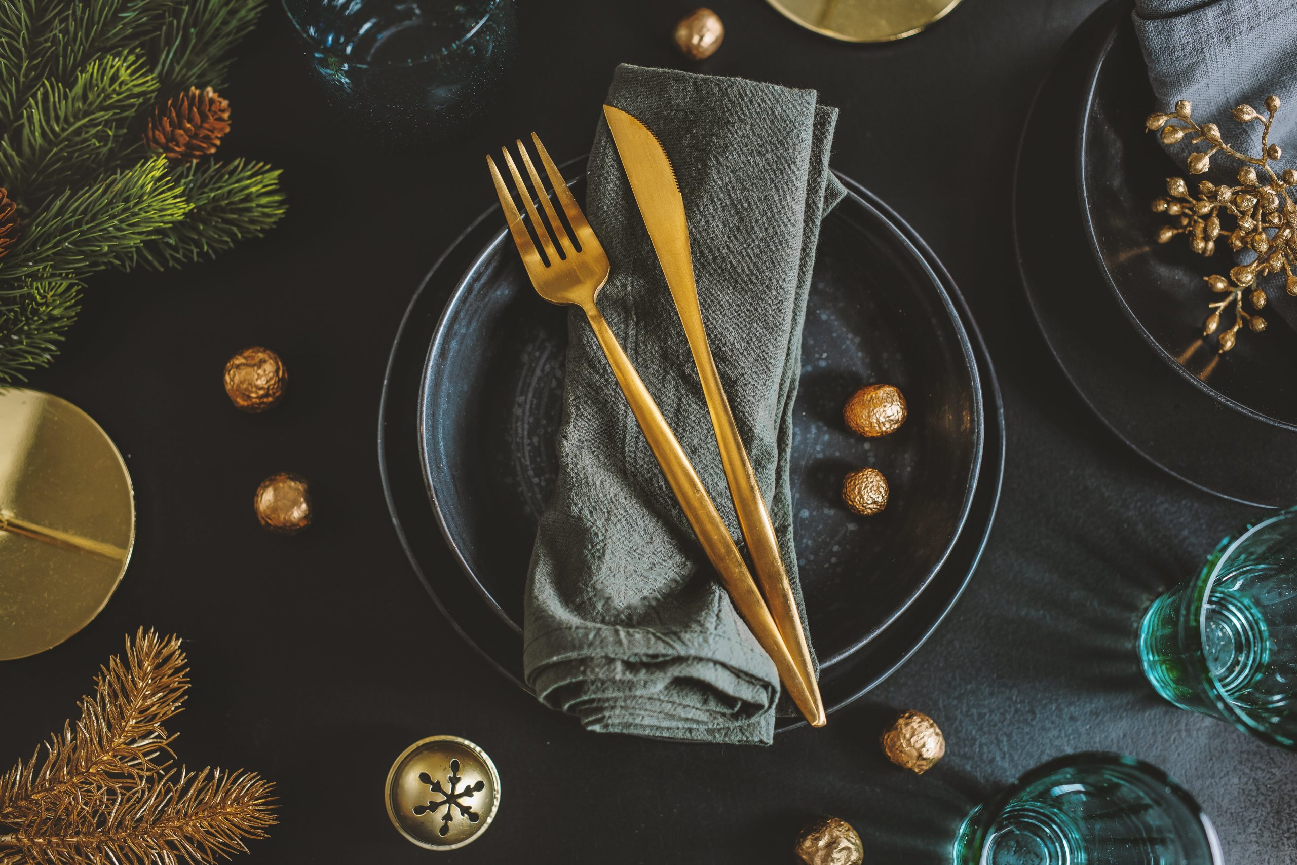 served-christmas-table-setting-dark-tones-with-golden-deco-min